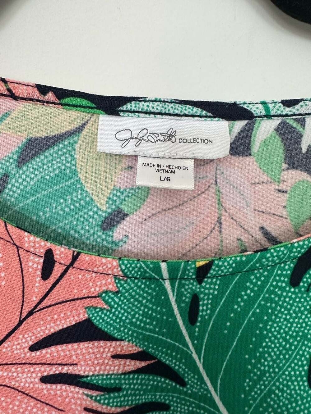 Jaclyn Smith Collection Women's Tropical Leaf Print Short Sleeve Knot Front T-Sh - Picture 3 of 3